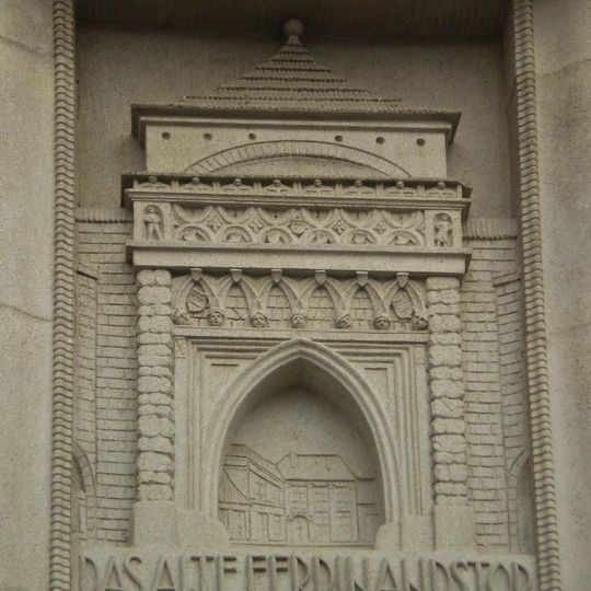 Pamětní deska zbořených bran městského opevnění na domě Masarykova 506/37 v Brně