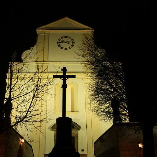 Kříž před kostelem v Růžové