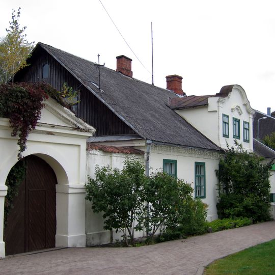 Aptieka un saimniecības ēka ar žogu un vārtiem