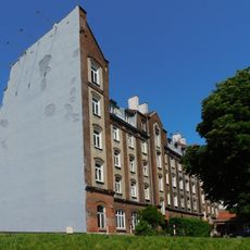 Aleja kasztanowcowa przy ulicy Bema 81