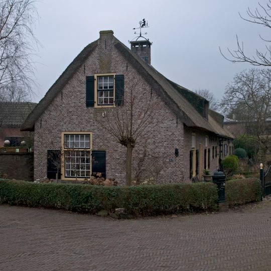 Pandje, zonder verdieping. Tegen een puntgevel aansluitend rieten zadeldak, doorlopend over de nrs 8-12. Vensters roedenverdeling uit de bouwtijd en luiken