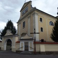 Kříž v Bohuslavicích před kostelem Nejsvětější Trojice