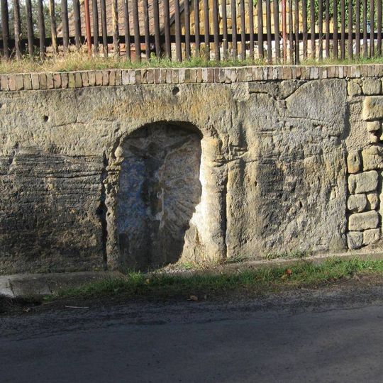 Reliéf Ježíše Krista vytesaný ve skále u komunikace pod návsí ve Vidimi