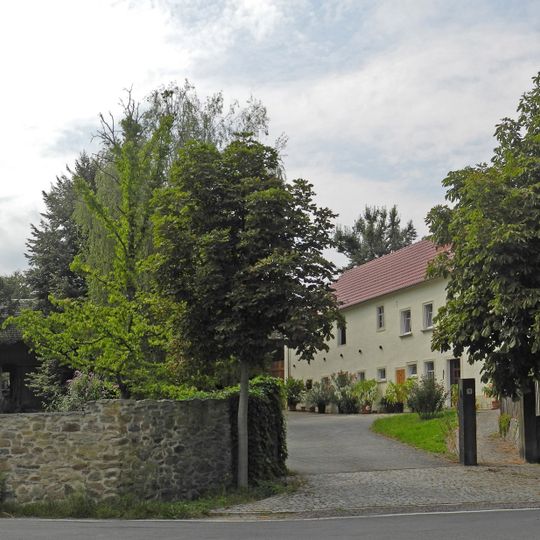 Wohnstallhaus , Seitengebäude und Scheune eines Dreiseithofes sowie Einfriedungsmauer Langebrücker Straße 8, 8a