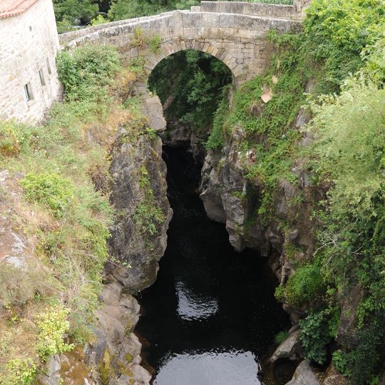 Ponte medieval que atravessa o rio de Mouro