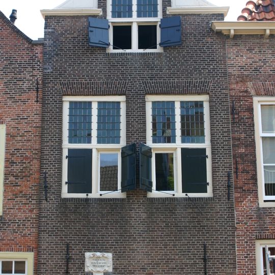 Hofje van Eva van Hoogeveen. Trapgevel met zandstenen vleugelstukken. Poortje met opschrift: "'t Hofken van Eva van Hoogeveen"