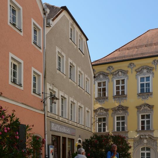 Wohnhaus mit Laden