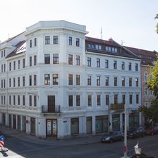 Mietshaus mit Läden in geschlossener Bebauung, Eckhaus Luisenstraße 21 (Demianiplatz 38)