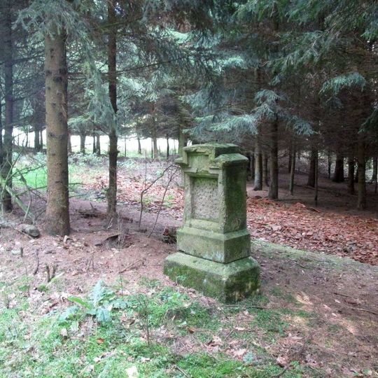 Kříž jižně od Holyně u okraje lesa