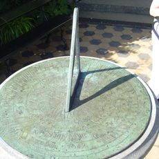 Twickel: bronzen zonnewijzer voor oranjerie