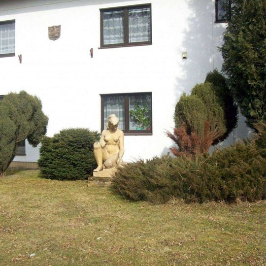 Socha Dívky v Ledcích před obecním úřadem