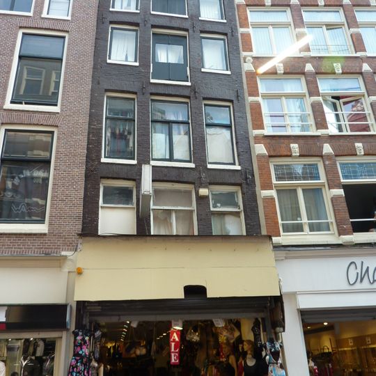 Pand met gevel onder rechte lijst met consoles