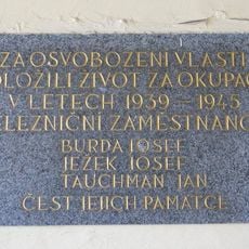 Pamětní deska obětem okupace 1939-45 na nádraží ve Staré Pace