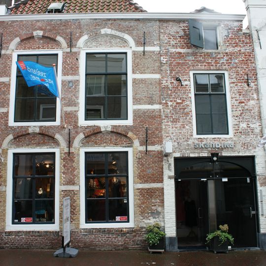 Huis met gepleisterde lijstgevel