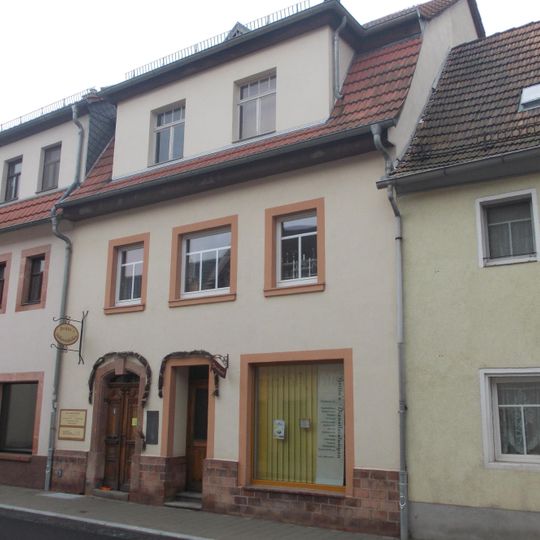 Wohnhaus in geschlossener Bebauung Dresdener Straße 4