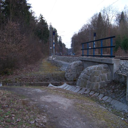 Propustek pod železniční tratí v Senohrabech poblíž ulice Na požáru