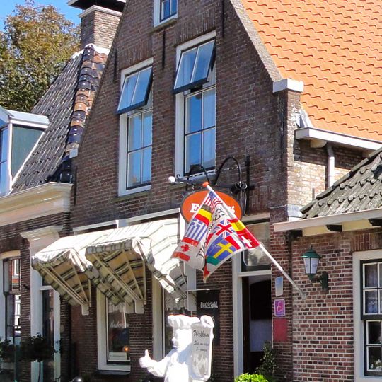 Pand met vernieuwd bovendeel onder zadeldak tegen puntgevel