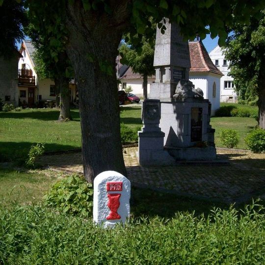 Památník v Nevřeni