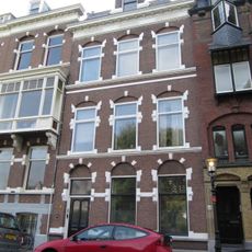 Pand in neo-renaissance trant met geblokte ontlastingsbogen en kroonlijst