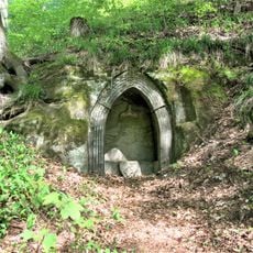 Skalní kaplička pod zříceninou hradu ve Svojkově