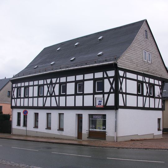 Wohnhaus in offener Bebauung und in Ecklage Karlsbader Straße 35