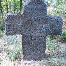 Smírčí kříž u lesní cesty severně od Černovic