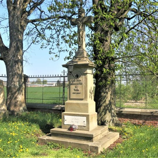 Kříž u pomníků za nemocnicí v Novém Bydžově