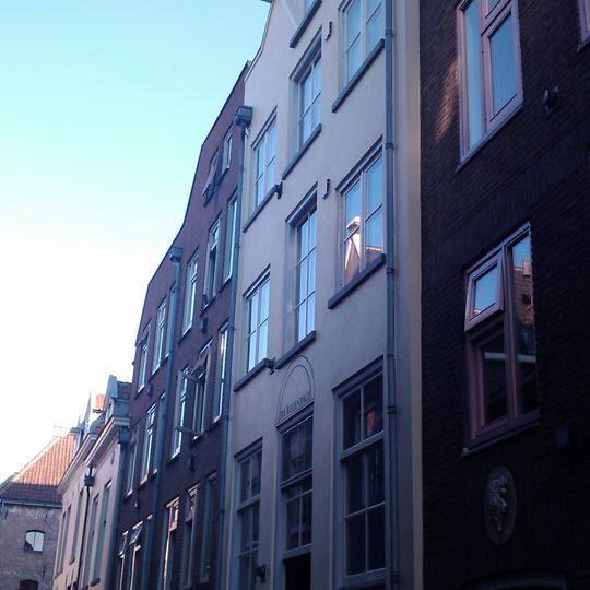 Die Regenbarge. Huis met gepleisterde afgeknotte topgevel. Pakhuis