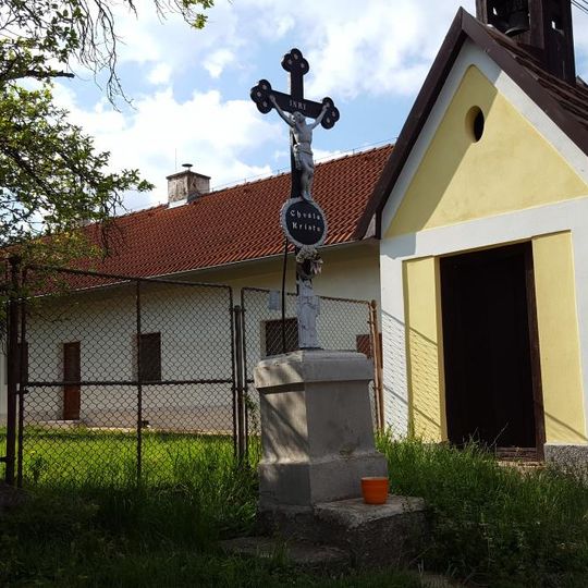 Kříž před zvoničkou v Netolicích