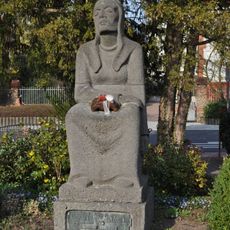 Grünanlage vor der katholischen Kirche, Gefallenendenkmal