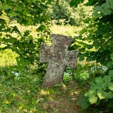 Stone cross near Gdovka river