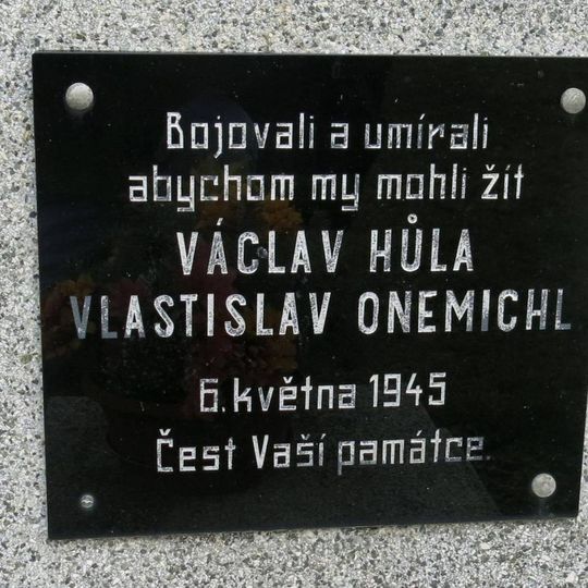 Pomník padlým v květnu 1945 na návsi ve Spomyšli