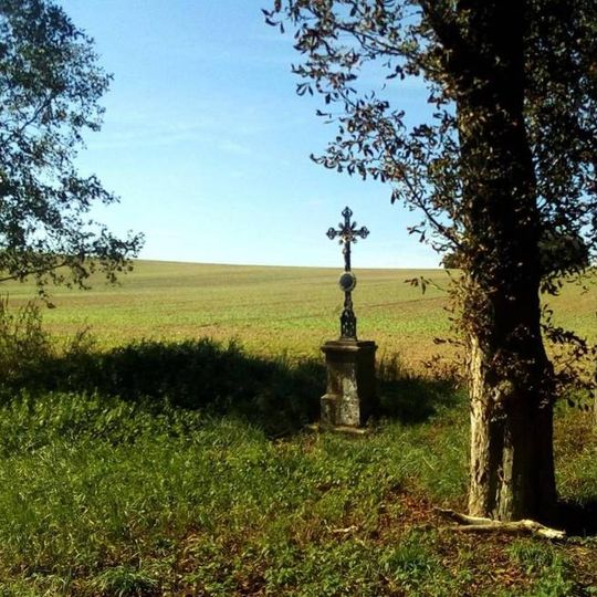 Kříž západně od Pravíkova