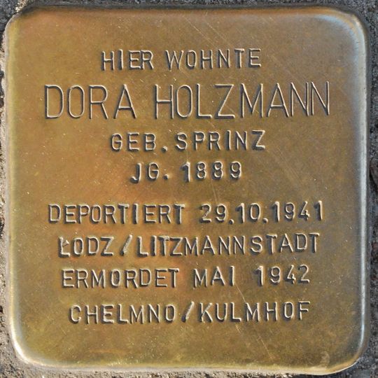 Stolperstein en memoria de Dora Holzmann