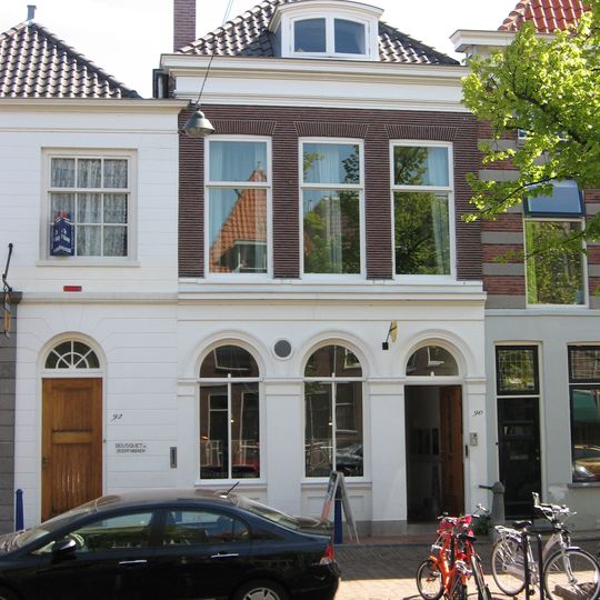 Zeepfabriek Bousquet: werk-woonhuis in Neo-Classicistische bouwstijl