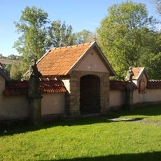 Ogrodzenie z kaplicami w Rajbrocie