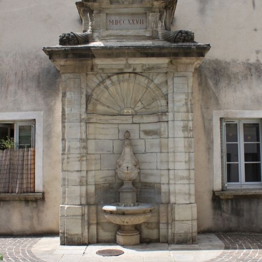 Fontaine aux Dauphins