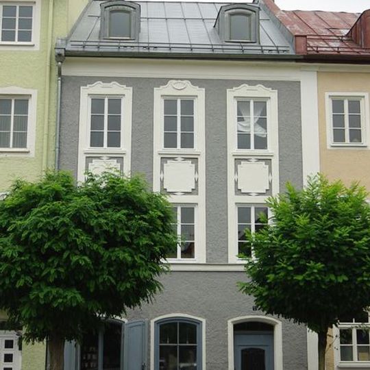 Wohn- und Geschäftshaus