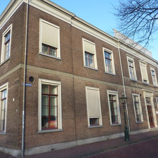 Gebouw van Sociale Zaken. Lange gevels met rechte kroonlijst