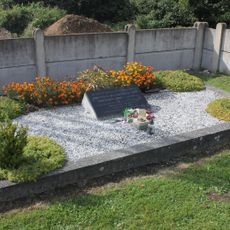 Hrob obětí transportu smrti z Osvětimi