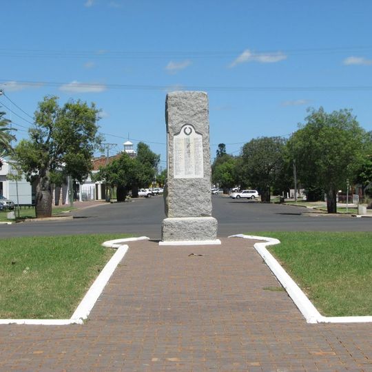 Roma War Memorial and Heroes Avenue