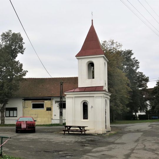 Kaple na návsi v Klech