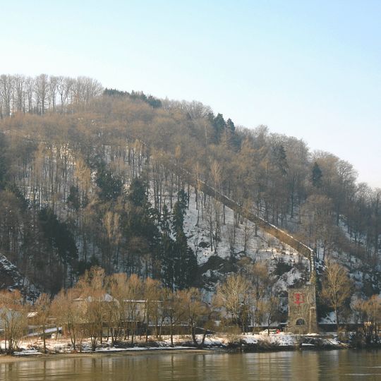 Teil der Anschlussmauer Linz