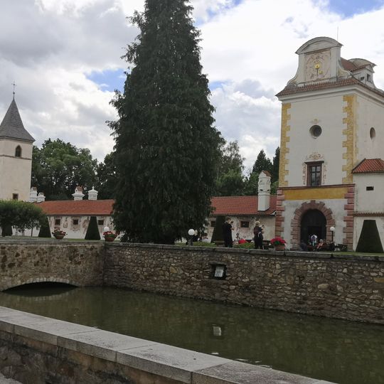 Most ke vstupní bráně zámku Kratochvíle