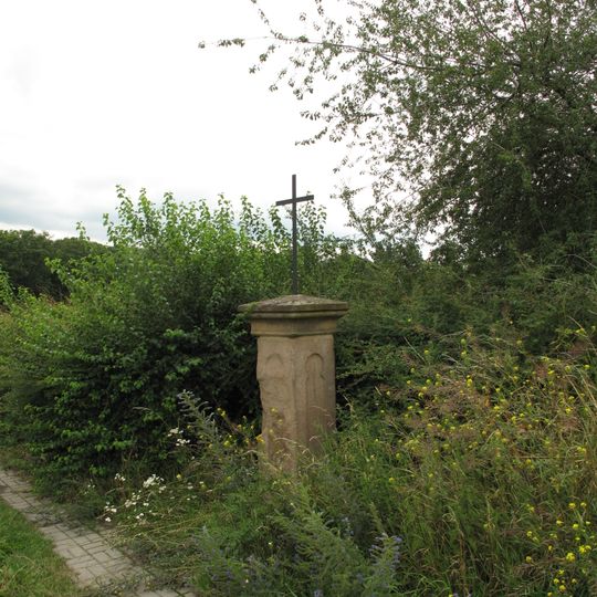 Kříž u polní cesty v severní části Slaného