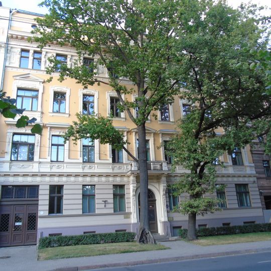 Dzīvojamā ēka, tagad administratīvā ēka