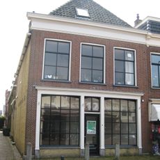 Eenvoudig pand onder schilddak met topschoorsteen