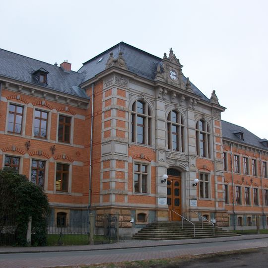 Schule mit Turnhalle, Einfriedung und Vorgarten Gymnasialstraße 11