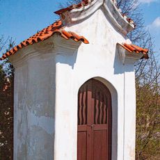 Horní Roveň - výklenková kaple u školy
