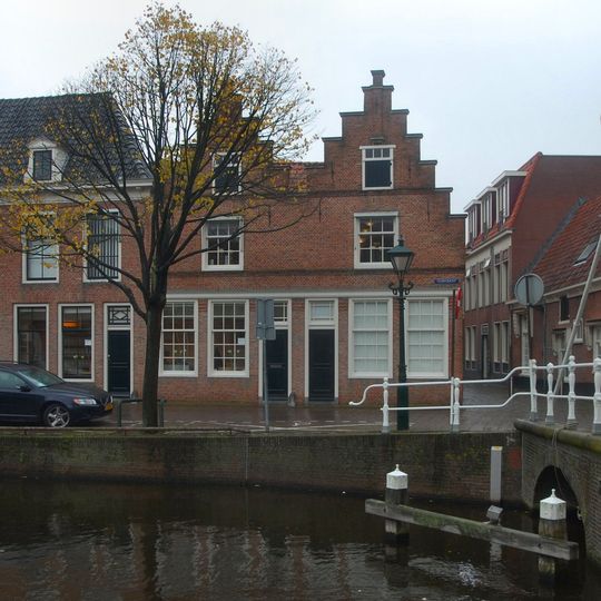 Pand, dat met het pand oudegracht 208 gedekt wordt door een dwars schilddak